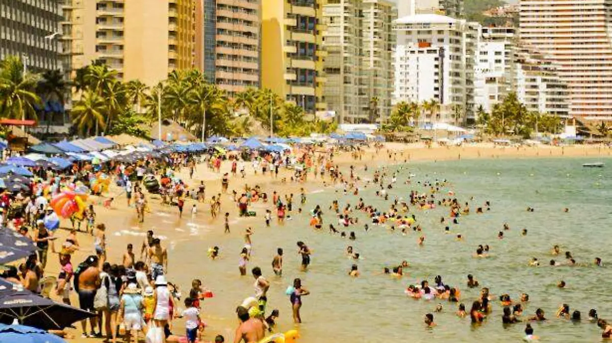 Acapulco - Guerrero lleno de turismo en las playas